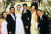 Die Familie (v.li.: Madeline Zima, Charles Shaughnessy, Nicholle Tom, Andrew Levitas, Fran Drescher, Benjamin Salisbury) feiert Maggies und Michaels Hochzeit.