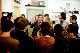 New York an einem 22. Mai: Rob (Michael Stahl-David, M.) feiert mit seinen Freunden eine gro&szlig;e Party, denn am n&auml;chsten Tag will er einen Job im fernen Japan antreten. Doch schon bald wird ihm die Partylaune verhagelt ...