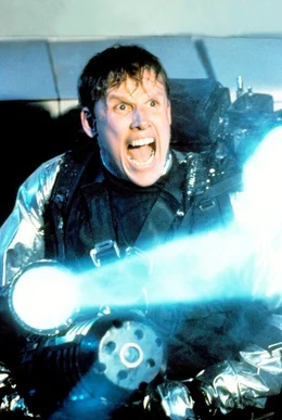 Verzweifelt versucht FBI-Agent Keyes (Gary Busey), den Au&szlig;erirdischen mit einer Spezialausr&uuml;stung dingfest zu machen ...