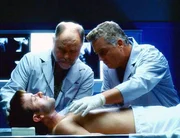 Bei der Autopsie stellen Gil Grissom (William Petersen, r.) und Dr. Al Robbins (Robert David Hall) fest, dass sich der M&ouml;rder mit der Anatomie von Kleinw&uuml;chsigen auskennt.