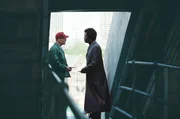 David Dunn (Bruce Willis, li.) hat als einziger ein verheerendes Zugungl&uuml;ck &uuml;berlebt und wei&szlig; nicht, warum. Doch dann tritt der mysteri&ouml;se Elija Price (Samuel L. Jackson) in sein Leben. Er behauptet, David sei "unzerbrechlich"...