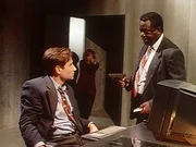Die FBI-Agenten Mulder (David Duchovny, l.) und Scully (Gillian Anderson, M.) geraten mit einem Beamten des Verteidigungsministeriums (Wayne Duvall, r.) aneinander ...