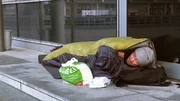 Der obdachlose Heiko wacht gerade in seinem Schlafsack auf. Der obdachlose Heiko wacht gerade in seinem Schlafsack auf.