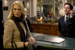 Elisabeth (January Jones, li.).