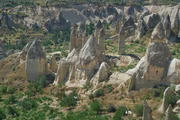 Eine Mischung aus Vulkanismus und Erosion lie&szlig; im anatolischen Hochland diese Mondlandschaft entstehen.