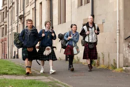Robbie (Paul Brannigan, links) plant, sich einen Teil des teuren Whiskys abzuzweigen, um sich damit eine sorgenfreie Zukunft zu erm&ouml;glichen. Er reist mit Mo (Jasmin Riggings, 2. von rechts), Albert (Gary Maitland, 2. von links) und Rhino (William Ruane) daraufhin per Anhalter in den Norden Schottlands zur Destillerie Balblair, auf deren Gel&auml;nde das Fass gelagert wird und in der auch die Versteigerung stattfinden soll. Dort angekommen stellen sie sich als Verein von Whisky-Freunden aus Robbies Heimat, dem Glasgower Stadtteil Carntyre, vor, und d&uuml;rfen daher auch an der zweit&auml;gigen Veranstaltung teilnehmen.