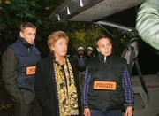 Andre (Mark Keller, li.), Katharina Lamprecht (Almut Eggert) und Semir (Erdogan Atalay) begutachten den Fluchtwagen für den Geiselnehmer der Familie Grünberg.