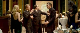 Im Hotel Adlon kommt es zu einer Auseinandersetzung zwischen Martin Harris (Liam Neeson, r.) und seiner Frau Elizabeth (January Jones), die ihn partout nicht wiedererkennt und statt seiner einen anderen Mann (Aidan Quinn, 2.v.l.) als ihren Ehemann Dr. Martin Harris pr&auml;sentiert.