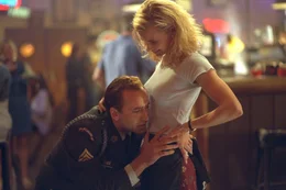 Cameron Poe (Nicolas Cage, l.)
