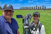 Das MDR-Filmteam Thomas und Alexandra Junker vor Moai-Statuen in Rapa Nui / Osterinsel