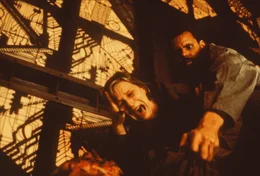 Sechs Menschen (Nicky Guadagni, l.,Maurice Dean Wint, r.) finden sich nach kurzer Bewusstlosigkeit in einem W&uuml;rfel-Labyrinth wieder - gespickt mit t&ouml;dlichen Fallen ...