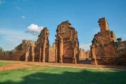 Ebenfalls im Dschungel Argentiniens liegt die ehemalige Missionsstation der Jesuiten, San Ignacio Min&iacute;. Die Unesco hat die Jesuitenmission 1983 unter ihren Schutz gestellt.