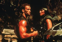 Im Auftrag der Regierung leitet Major Dutch (Arnold Schwarzenegger, l.) eine Truppe von Elite-Soldaten f&uuml;r Sondereins&auml;tze, die im Dschungel Gefangene befreien soll. Bei dem Einsatz fallen alle M&auml;nner bis auf den Chef einem unheimlichen Wesen zum Opfer ...