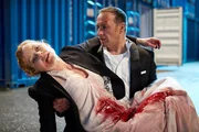 Semir (Erdogan Atalay) ist schockiert, als ihm die schwer verletzte Andrea (Carina Wiese) in die Arme fällt...