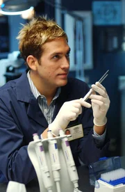 Greg (Eric Szmanda) ist froh, in einer neuen Mitarbeiterin eine ad&auml;quate Stellvertreterin f&uuml;r seinen Posten im Labor gefunden zu haben.