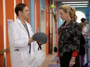 Bastian Marquardt hatte in der Schule erneut einen epileptischen Anfall. Sein behandelnder Arzt Dr. Frank Lorenz (Max Gertsch) möchte, dass Bastian zukünftig einen Helm trägt, um Kopfverletzungen zu vermeiden. Als er damit vor Sarah Marquardt (Alexa Maria Surholt) steht, verliert diese ihre mühsam bewahrte Fassung.