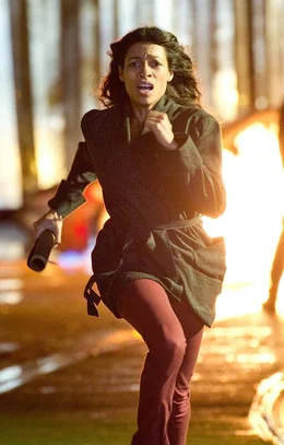 Elizabeth (Rosario Dawson)