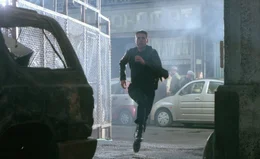 John Anderton (Tom Cruise) ist auf der Flucht &ndash; gejagt vom System, das er einst verteidigte.