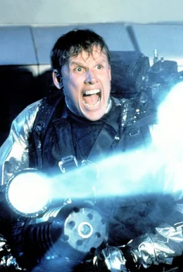 Verzweifelt versucht FBI-Agent Keyes (Gary Busey), den Au&szlig;erirdischen mit einer Spezialausr&uuml;stung dingfest zu machen ...