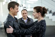 Alex (Vinzenz Kiefer, l.) trifft mit Semir (Erdogan Atalay) zufällig auf Marianne Breuer (Gudrun Landgrebe). Alex (Vinzenz Kiefer, l.) trifft mit Semir (Erdogan Atalay) zufällig auf Marianne Breuer (Gudrun Landgrebe).
