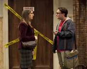 Amy Farrah Fowler (Mayim Bialik, l.); Leonard Hofstadter (Johnny Galecki, r.)