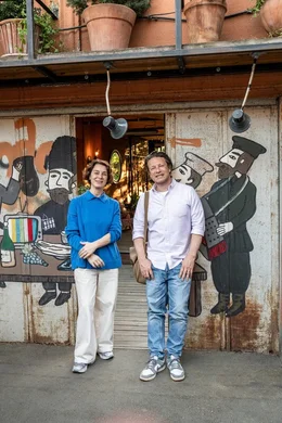 Jamie Oliver (r.)  +++ Die Verwendung des sendungsbezogenen Materials ist nur mit dem Hinweis und Verlinkung auf RTL+ gestattet. +++