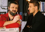 Andre (Mark Keller, re.) befragt Jimmy (Erich Bar) nach Käufern von Tuning-Teilen für eine '72er Corvette. Andre (Mark Keller, re.) befragt Jimmy (Erich Bar) nach Käufern von Tuning-Teilen für eine '72er Corvette.