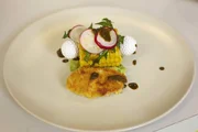 Hühnerfilets mit Avocadosalat und Currymaiskolben. Hühnerfilets mit Avocadosalat und Currymaiskolben.