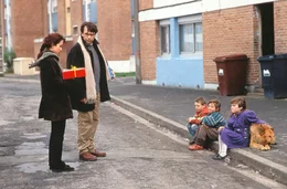 Daniel Lefebvre (Philippe Tourreton - 2. von links) versucht auch privat den Unterschichtskindern zu helfen, die in seine Schule kommen. Doch seine Verlobte Valeria (Maria Pittaresi, links) f&uuml;hlt sich in dem heruntergekommenen Viertel, in dem diese Kinder leben, unwohl. (Kinderdarsteller unbekannt.)