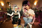 Tarkan und Clarissa beschäftigen sich dieses Mal mit dem Thema: Im Kosmetiksalon. Tarkan und Clarissa beschäftigen sich dieses Mal mit dem Thema: Im Kosmetiksalon.
