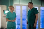 Dr. Ina Schulte (Isabell Gerschke) und Dr. Philipp Brentano (Thomas Koch) haben gerade erfahren, dass Sarah Marquardt und Philipps Frau Arzu mit einer Hochschwangeren im Fahrstuhl stecken geblieben sind.