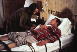 Nach einem Autounfall findet sich der schwer-verletzte Bestseller-Autor Paul Sheldon (James Caan) in einer abgelegenen H&uuml;tte wieder. Annie Wilkes (Kathy Bates), ihres Zeichens gelernte Krankenschwester, kann ihr Gl&uuml;ck kaum fassen. Sie hat den eigenen Lieblingsautor aus seinem Auto-Wrack gerettet und zu sich nach hause gebracht.