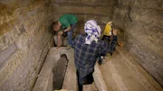 Dr. Matthias Lang (L) und Philippe Kluge (R) führen einen 3D-Laserscan der Grabkammer der beiden Priester durch, nachdem der Deckel von Tjanimit entfernt wurde. Das Team scannt in jeder Phase der Ausgrabung, um eine visuelle Zeitleiste ihres Fortschritts zu erstellen.