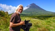 Erich Pr&ouml;ll bei den Dreharbeiten auf den Azoren. Im Hintergrund der Vulkan Pico (2.351m).