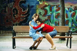 V&ouml;llig unerwartet taucht die totgeglaubte Mutter Irene (Carmen Maura, li.) von Raimunda (Pen&eacute;lope Cruz, re.) auf.