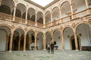 Auf ihrem Weg macht Hannah (Ursula Karven, r.) Halt bei einem Kloster, wo sie auf die sympathische, aber sehr kranke Sybille (Henriette Heinze, l.) trifft.