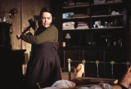 Greift zu besonders drastischen Mitteln, um ihre Gei&szlig;el am Weglaufen zu hindern: Annie (Kathy Bates)