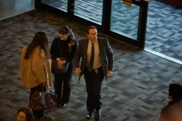 Kann Halcombe (Nicolas Cage) verhindern, dass seine einzige Zeugin das Land verl&auml;sst? Er sucht Cindy am Flughafen.