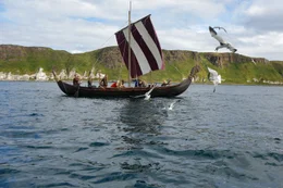 Reenactors Wikinger auf einem Schiff mit Seev&ouml;geln, Irland.