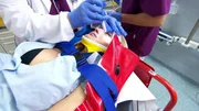 Nach ihrem Sturz wird die Frau von ihrem Ex ins Krankenhaus gebracht.