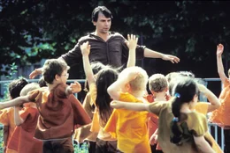 Voller Hingabe setzt sich der Schulleiter Daniel Lefebvre (Philippe Torreton) f&uuml;r die individuellen Bed&uuml;rfnisse der jungen Sch&uuml;ler ein und versucht sie zu f&ouml;rdern.