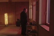 Richard Born (Armin Rohde) sieht von seinem Büro aus den nächtlichen Unfall. Richard Born (Armin Rohde) sieht von seinem Büro aus den nächtlichen Unfall.