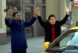 Eigentlich soll James Carter (Chris Tucker, l.) Inspektor Lee (Jackie Chan, r.) von den Ermittlungen des FBIs fernhalten. Doch er verfolgt eigene Interessen, denn er will endlich seinen Vorgesetzten beweisen, dass er ein "Supercop" ist ...