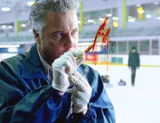 Gil (William Petersen) f&auml;llt f&uuml;r den harten Eishockeysport nur ein Wort ein: m&ouml;rderisch!