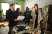 Als ein Mädchen umgebracht wird, übernehmen Holmes (Jonny Lee Miller, l.), Watson (Lucy Liu, 2.v.l.) und Detective Bell (Jon Michael Hill, 2.v.r.) den Fall. Skyden (Lauren Culpepper, r.) liefert den Ermittlern dabei einen entscheidenden Hinweis.