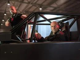 L-R: Luke Hobbs (Dwayne Johnson) und Deckard Shaw (Jason Statham)