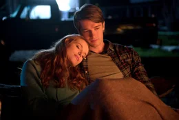 Katie Price (Bella Thorne) und Charlie Reed (Patrick Schwarzenegger)