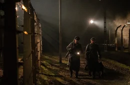 Konzentrationslager Auschwitz Birkenau. Kontrollgang der SS-Wachen am Zaun.