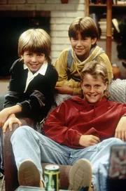 V.l.: Als Nesthäkchen hat Mark (Taran Noah Smith) ganz schön unter seinen Brüdern Randy (Jonathan Taylor Thomas) und Bradley (Zachery Ty Bryan) zu leiden. V.l.: Als Nesthäkchen hat Mark (Taran Noah Smith) ganz schön unter seinen Brüdern Randy (Jonathan Taylor Thomas) und Bradley (Zachery Ty Bryan) zu leiden.