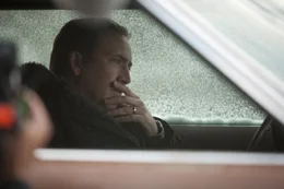 Halcombe (Nicolas Cage) beobachtet seinen Verd&auml;chtigen: Hansen.